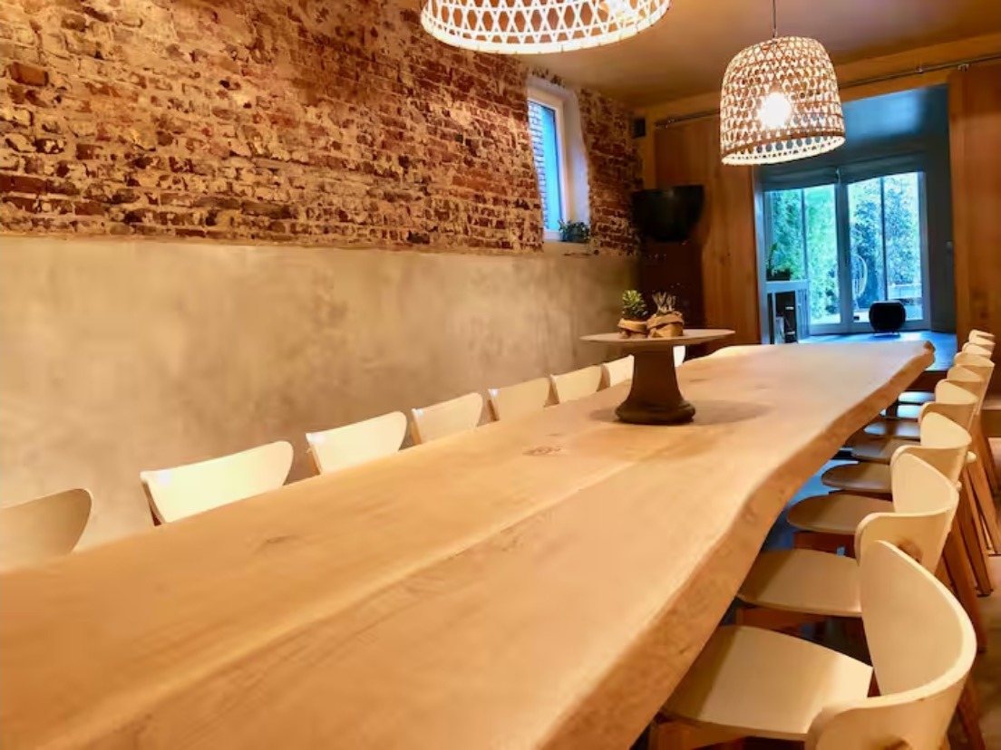 Lange Holztafel im Gemeinschaftsraum der Unterkunft