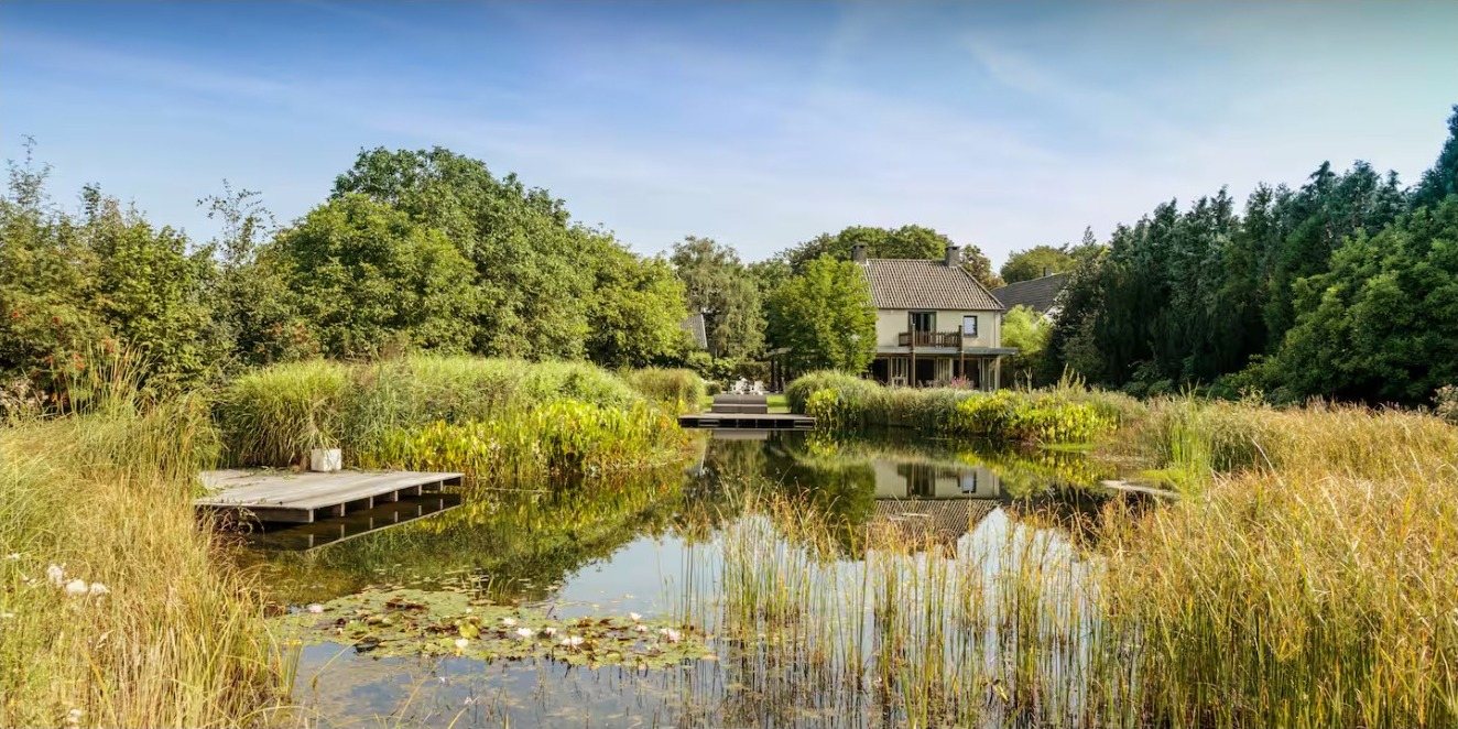 Eigener Garten mit Teich und Steg