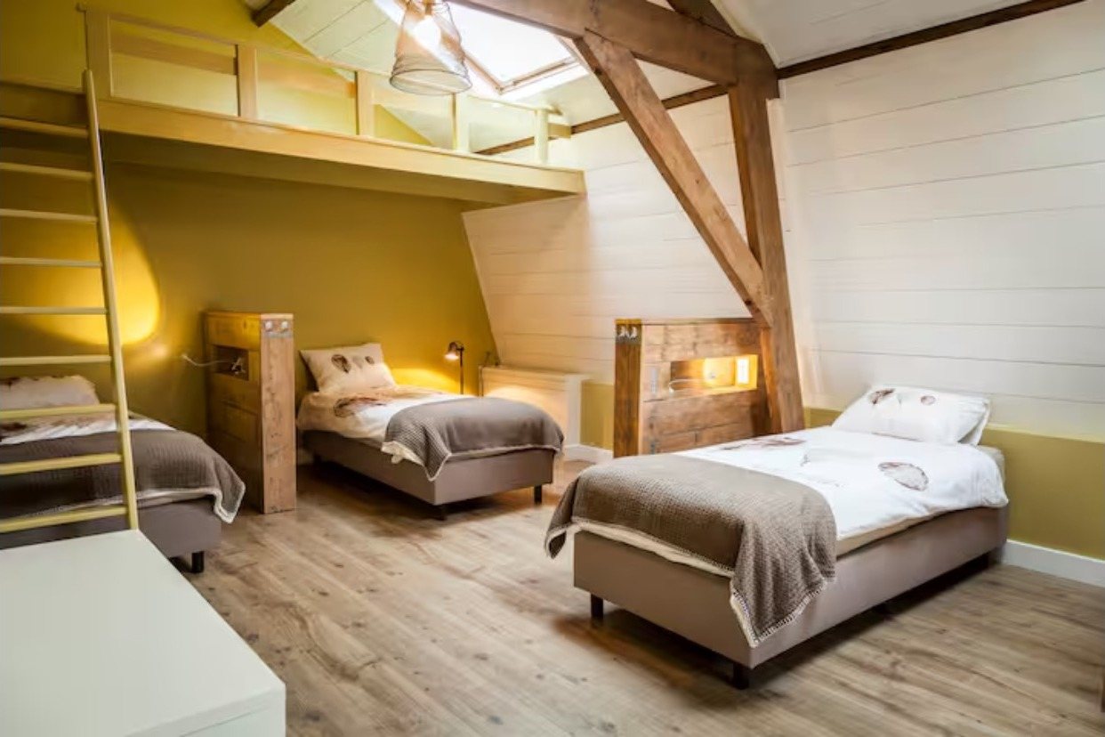 Mehrbettzimmer mit Holzbalken